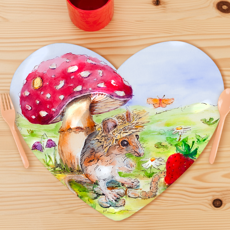 Herzförmiges Tischset mit einer Maus darauf die unter einem Pilz sitzt.