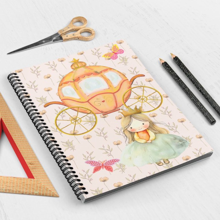 Notizbuch mit einer Märchenkarosse und einem Mädchen in einem Kleid, umgeben von Schmetterlingen.