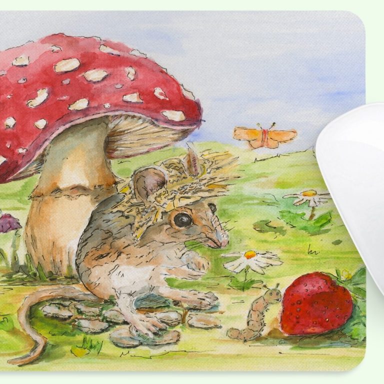 Ein Mousepad darauf zu sehen: Eine Maus sitzt unter einem Pilz und schaut eine Raupe mit Erdbeere an, umgeben von Blumen.
