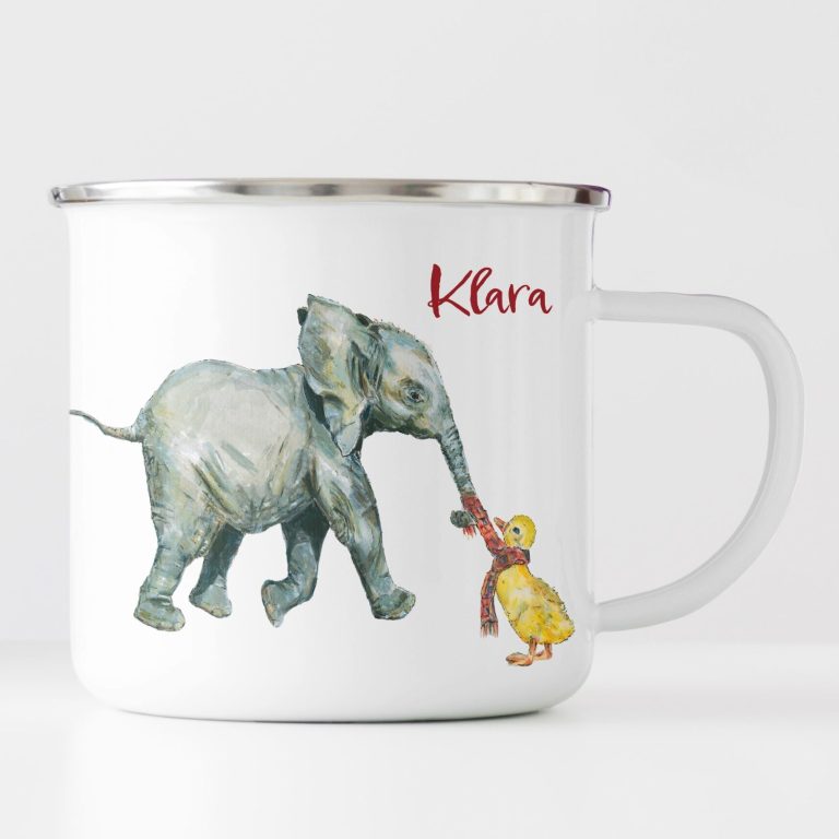 Eine Emaille-Tasse mit einem Elefanten und einem Entchen, personalisiert mit "Klara".