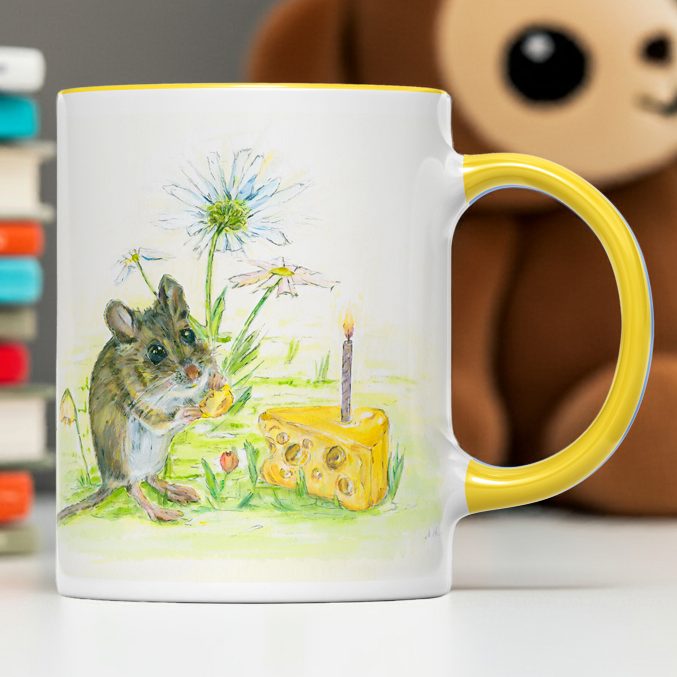 Eine Tasse mit einer Maus, die Käse im Garten genießt. Käsetorte mit Geburtstagskerze darauf.